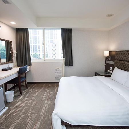 Junli Hotel Banciao Екстер'єр фото